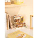 Gelber Schrank mit Gitterfenster und offener Vintage-Schrank im Cookie Shop