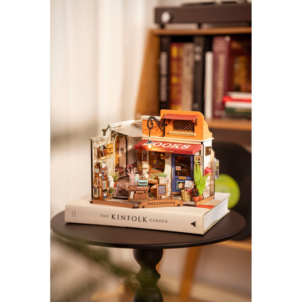 Rolife DIY Miniaturhaus Corner Bookstore Eckform als Abschluss einer Miniaturhaus-Reihe