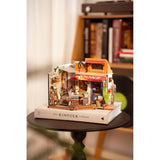 Rolife DIY Miniaturhaus Corner Bookstore Eckform als Abschluss einer Miniaturhaus-Reihe