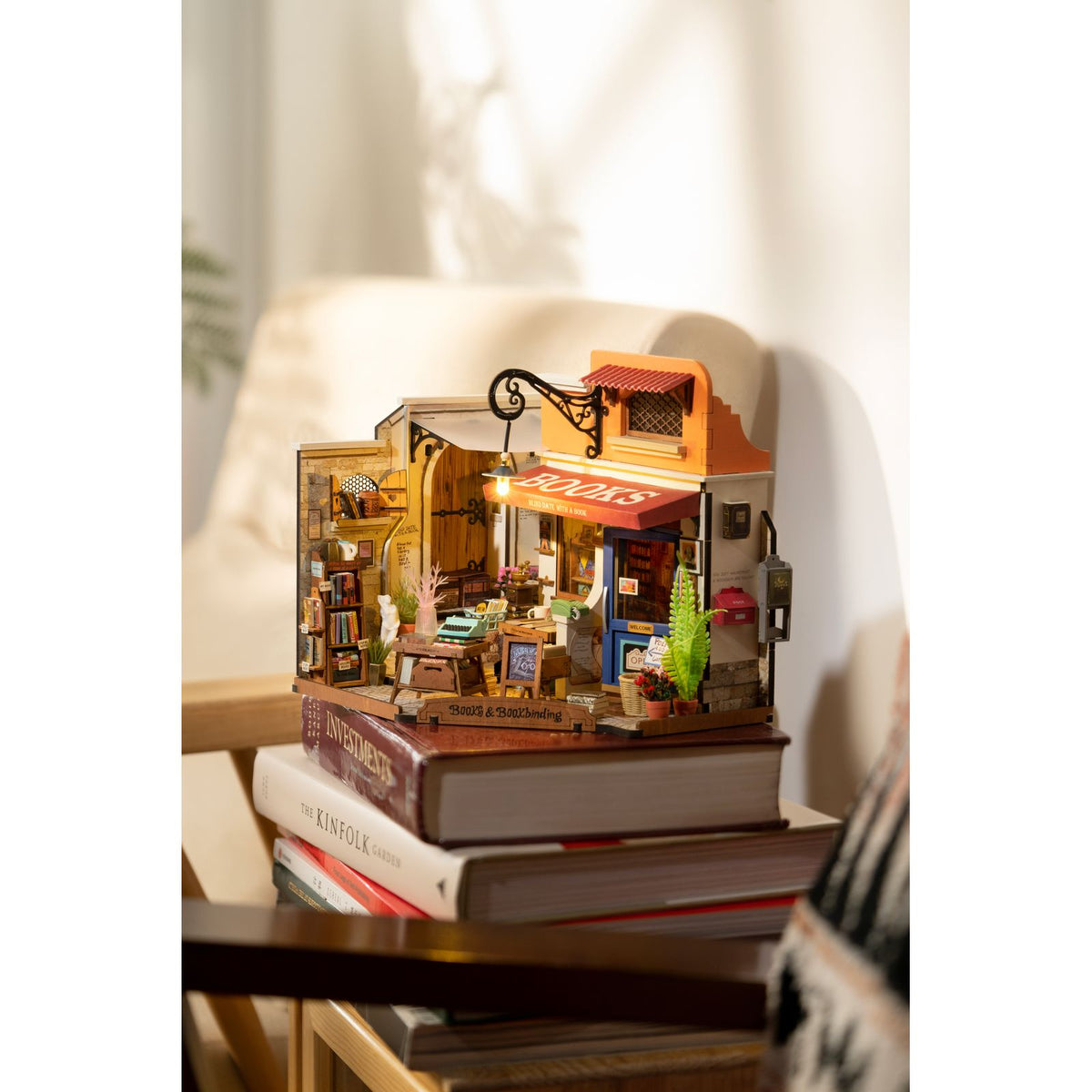 Farbige Bauanleitung und Holzplatten des Rolife Miniaturhaus Bausatzes Corner Bookstore