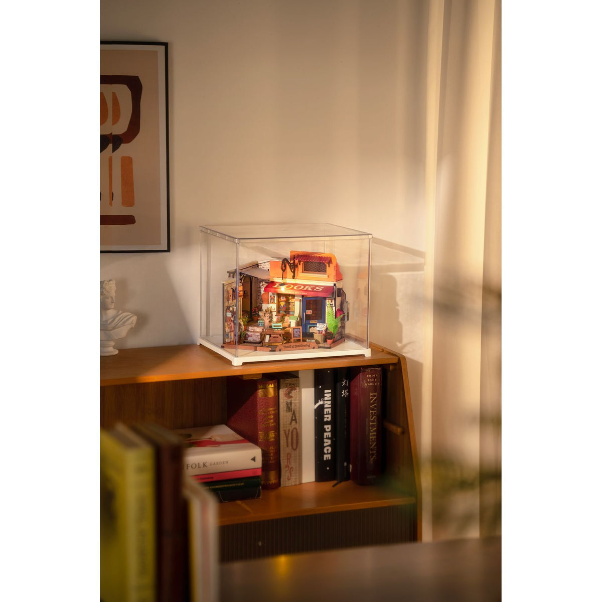 Schreibmaschine und Briefkasten im Miniaturhaus Corner Bookstore von Rolife