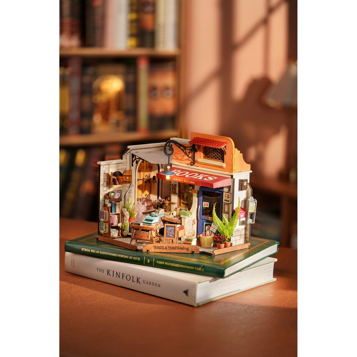Bücherregale mit Klassikern im Rolife DIY Miniaturhaus Corner Bookstore