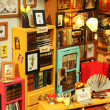 Rolife Miniaturhaus als Miniatur Buchstütze neben Büchern im Regal