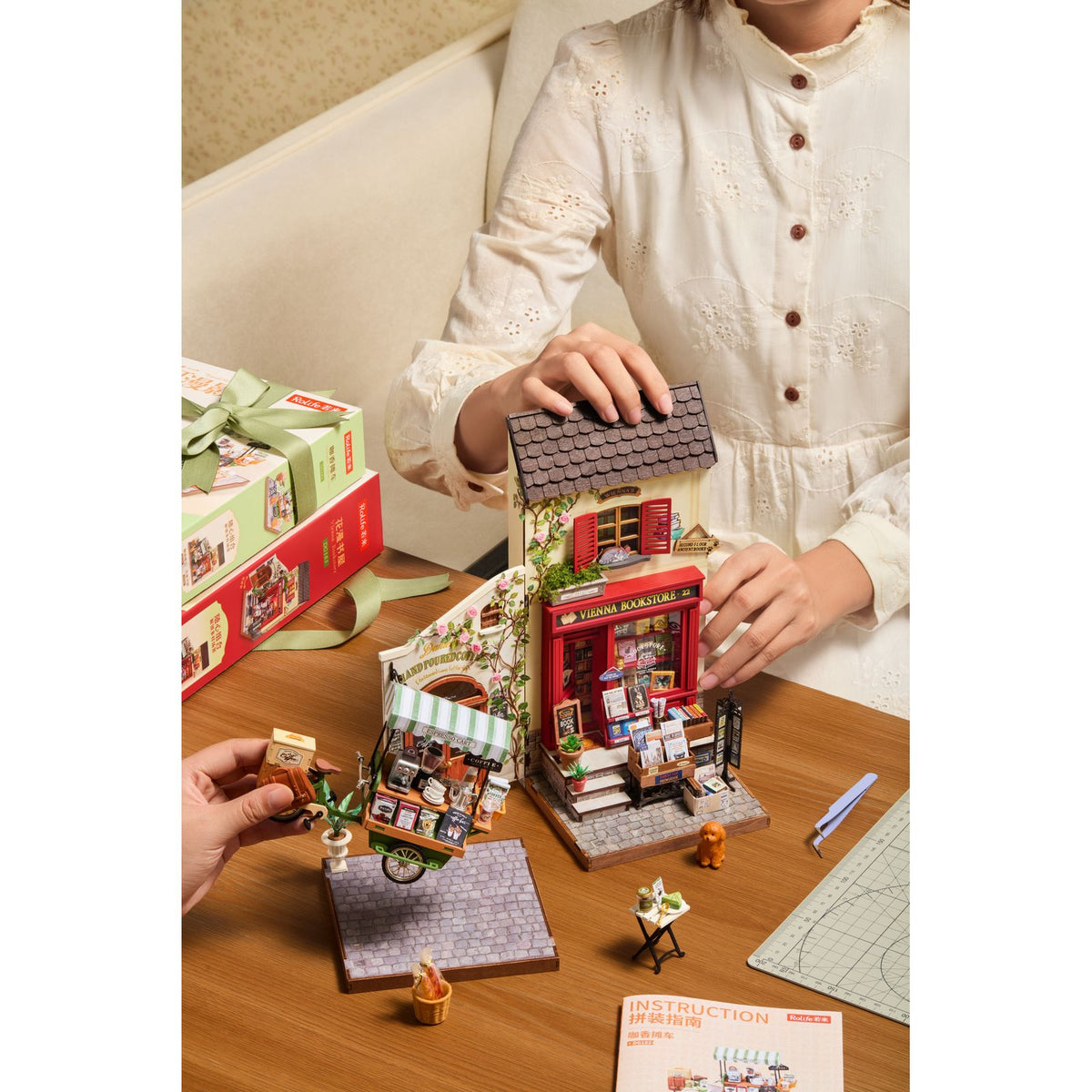 Gefaltete Kaffeetüten aus Papier am Rolife Aromatic Coffee Cart Miniaturhaus