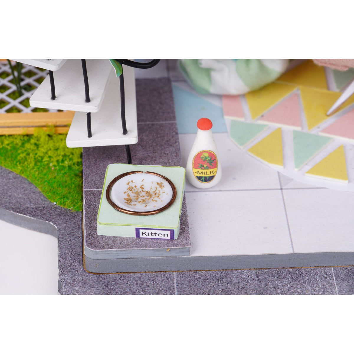 Dachterrasse mit Bank und Blumenkasten im Rolife Miniaturhaus