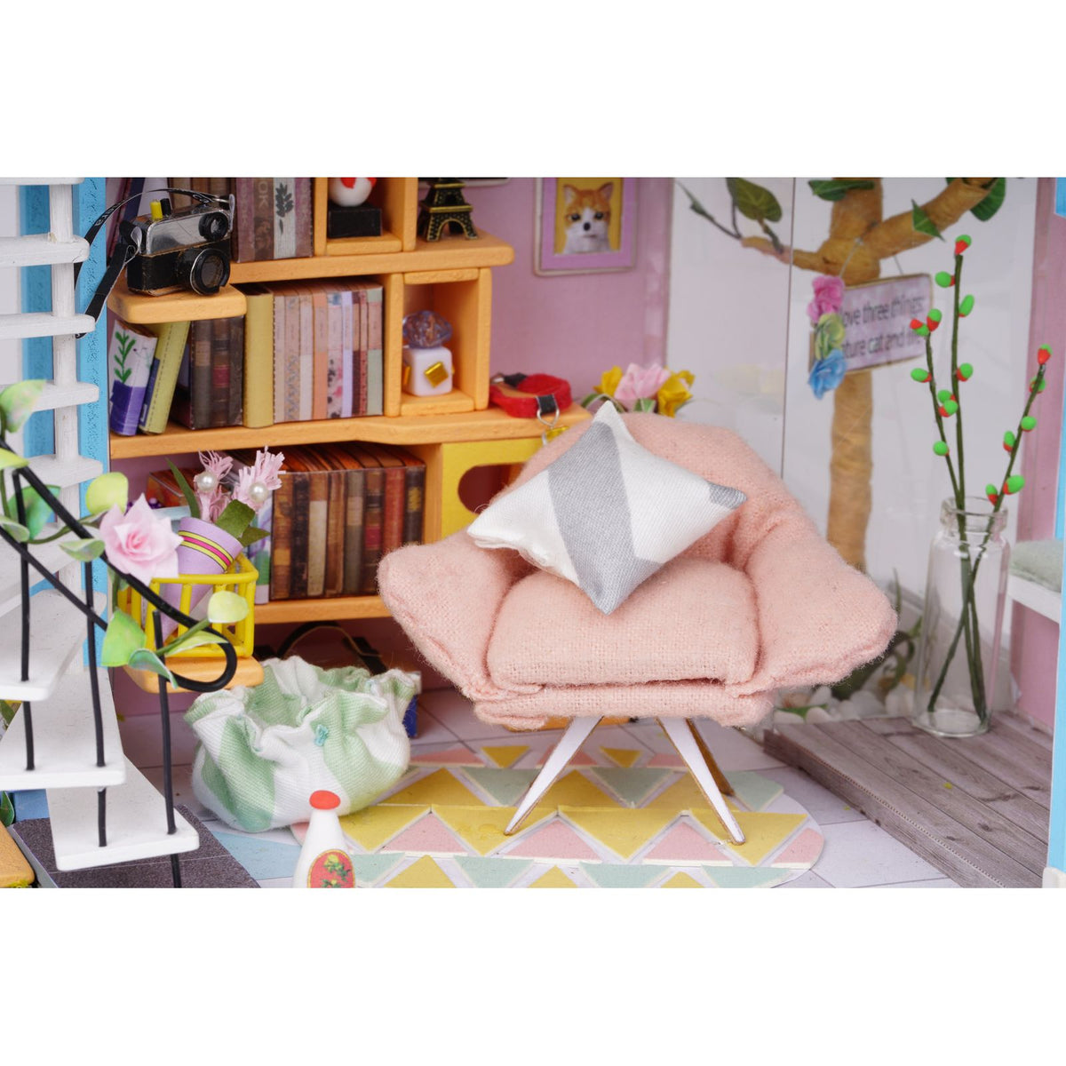 Bücherregal mit selbst gebastelten Büchern im Rolife Loft