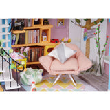 Bücherregal mit selbst gebastelten Büchern im Rolife Loft
