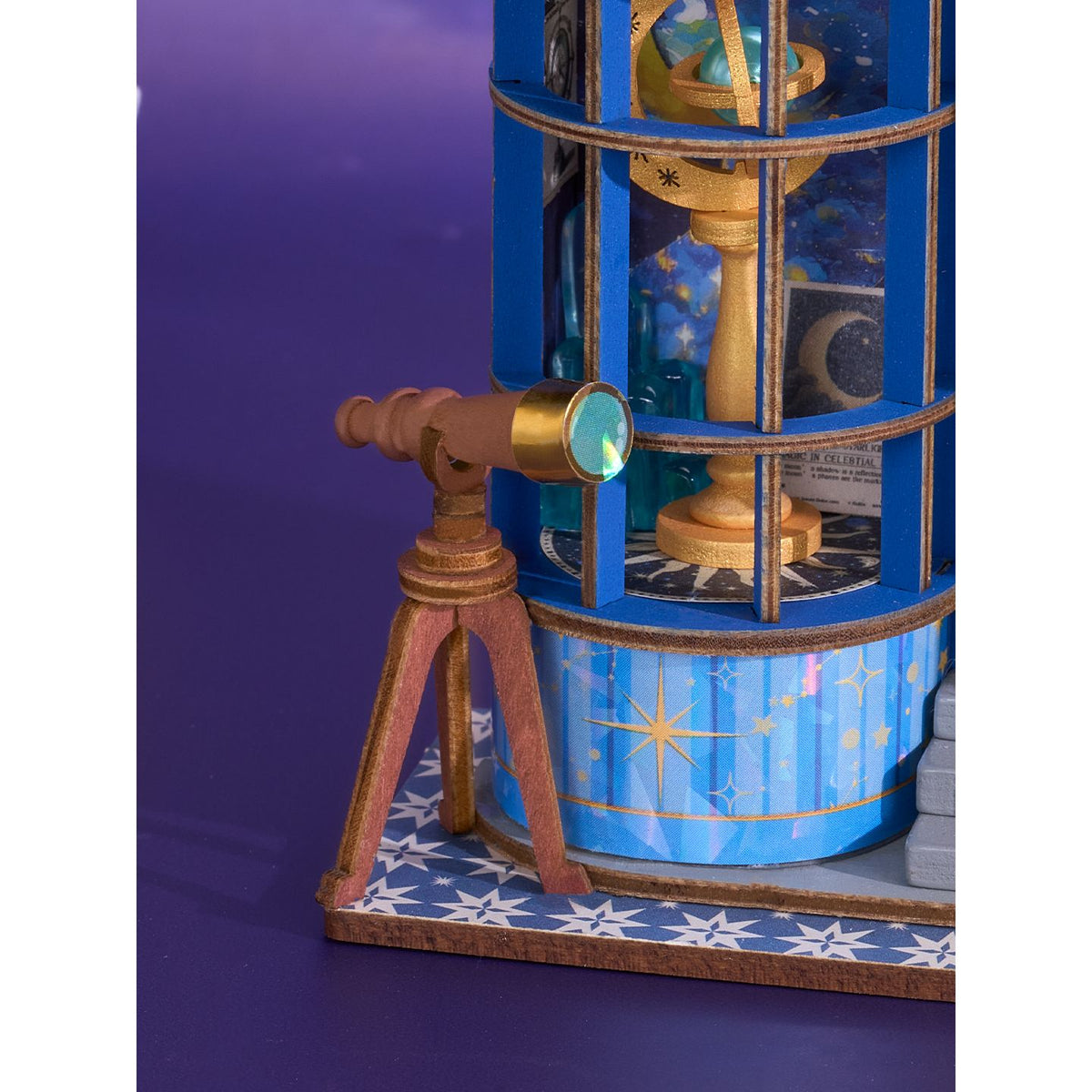Schaufenster mit Teddybären in Kisten im Miniatur Spielzeugladen von Rolife