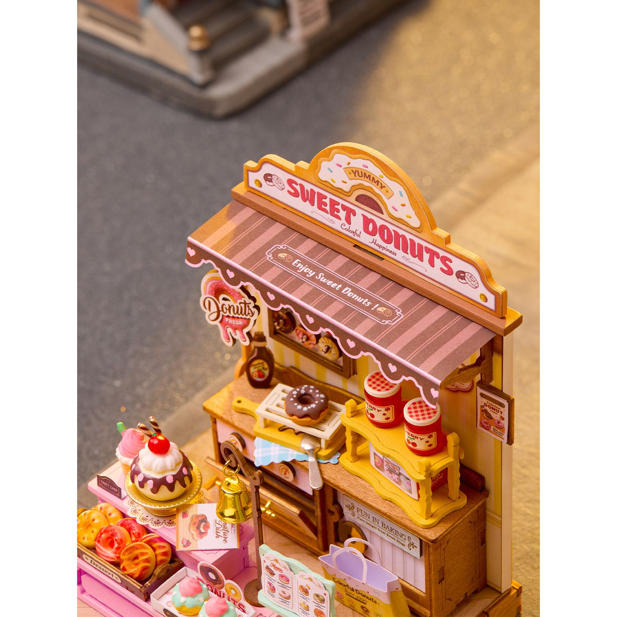 Donut Laden Bausatz: rosa Theke mit Donuts und rosa Sahne im Detail