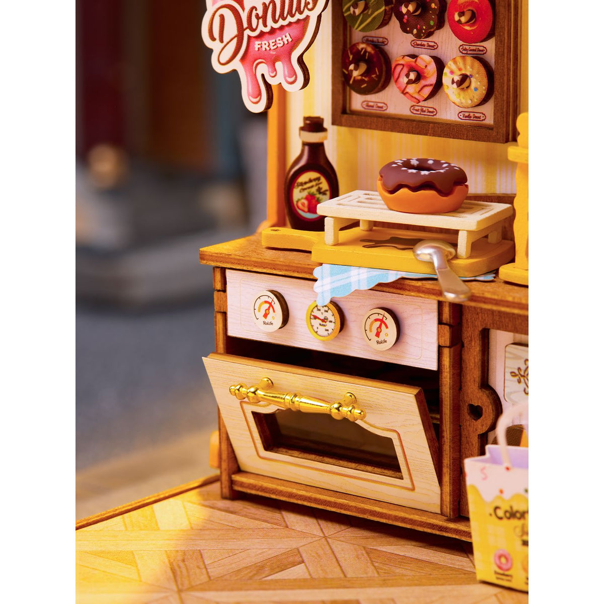 Schrank mit Kirschmarmelade, Löffel und Sirupflasche im Miniatur-Donut-Laden