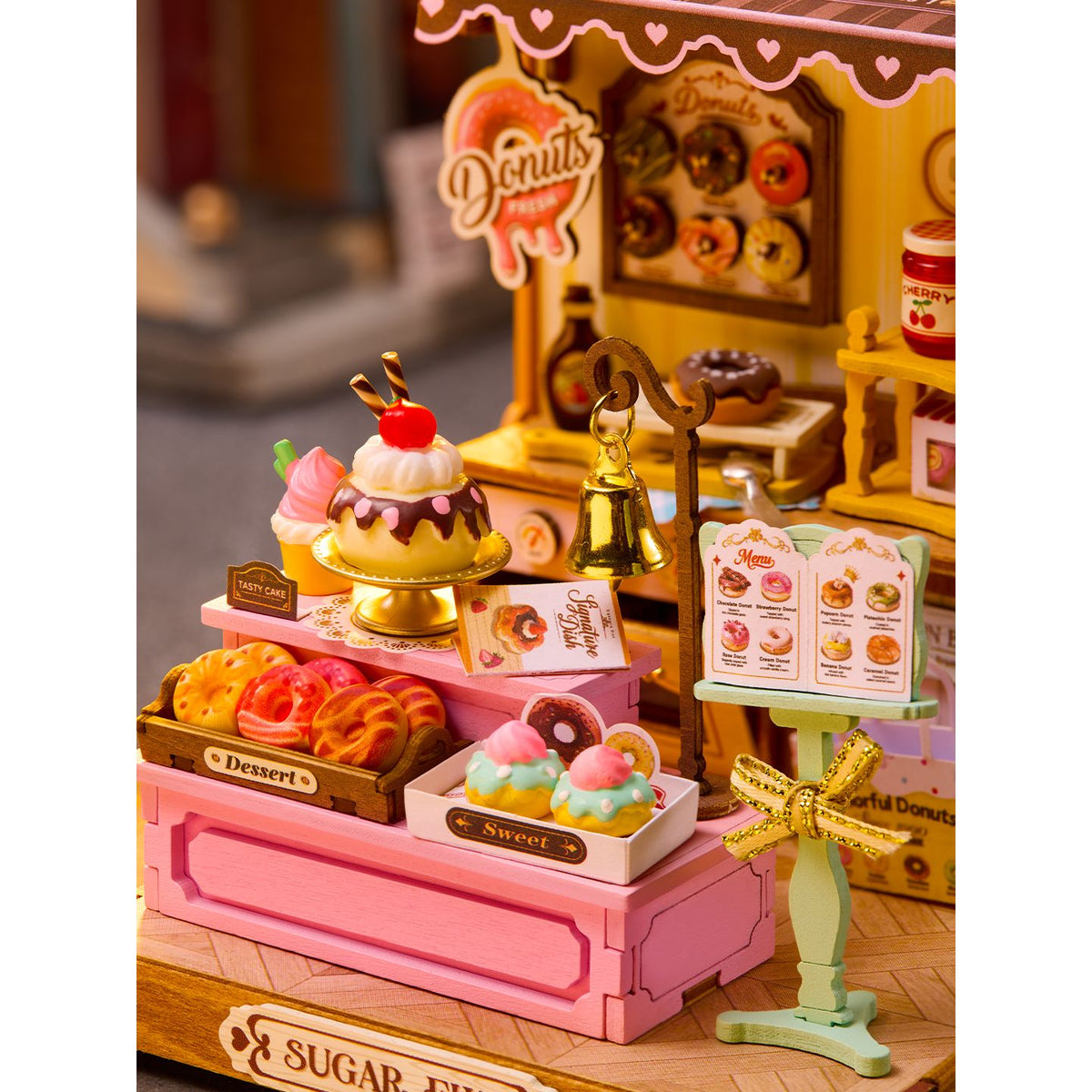 Kleines Glöckchen und Handtasche als Details am Rolife Donut Shop