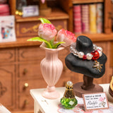 Lineale und Schnittmuster als Miniatur-Details im Rolife Schneideratelier
