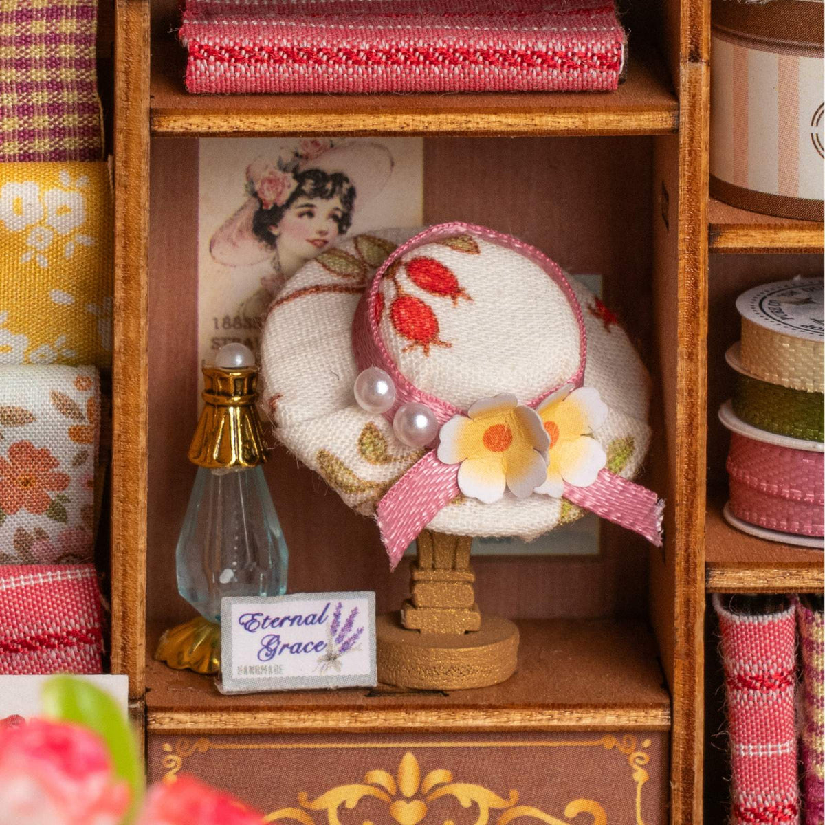 Elsa's Tailoring Miniaturhaus im Maßstab 1:18 als Geschenkidee