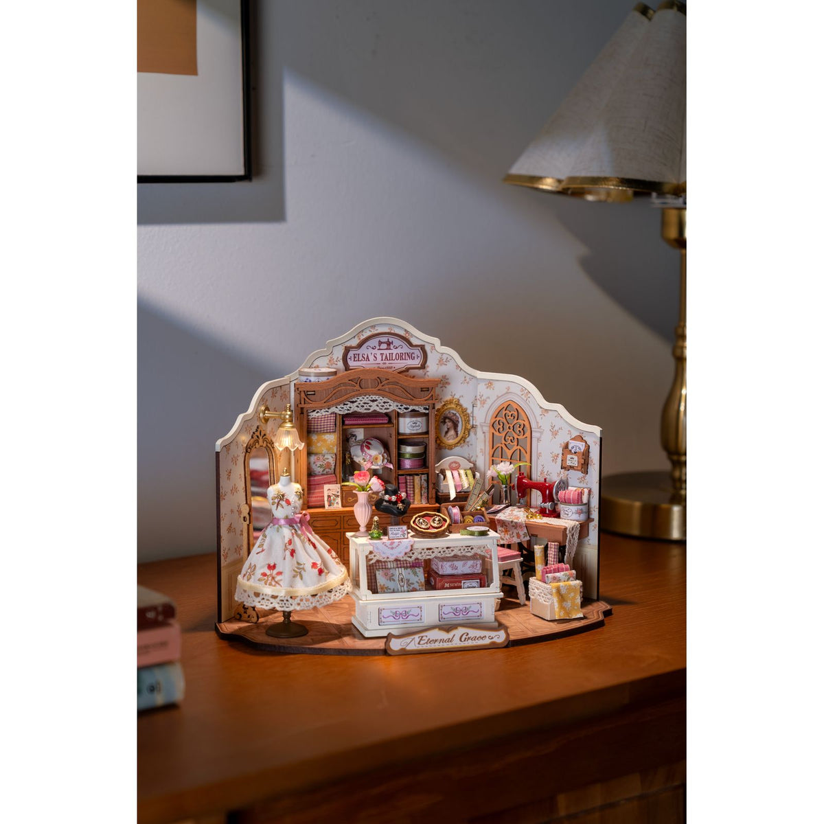 Rolife Miniaturhaus Elsa's Tailoring mit Stoffschrank und Fischgrät-Boden