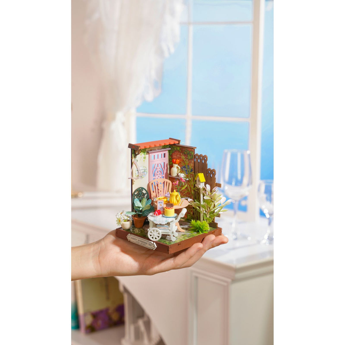 Rolife Fancy Tea Yard – Teewagen mit Gebäck und Praline im Miniaturhaus