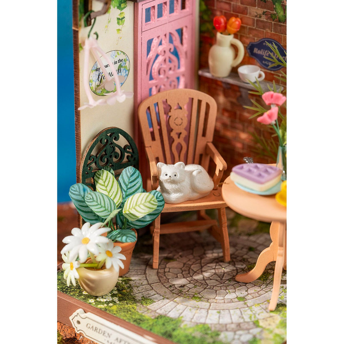 DIY Miniaturhaus Bausatz Fancy Tea Yard – Innenansicht mit Teetisch und Dekoration