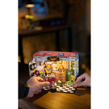 Rolife Miniaturhaus Garage Workshop DG165 mit eingeschalteter LED-Lampe