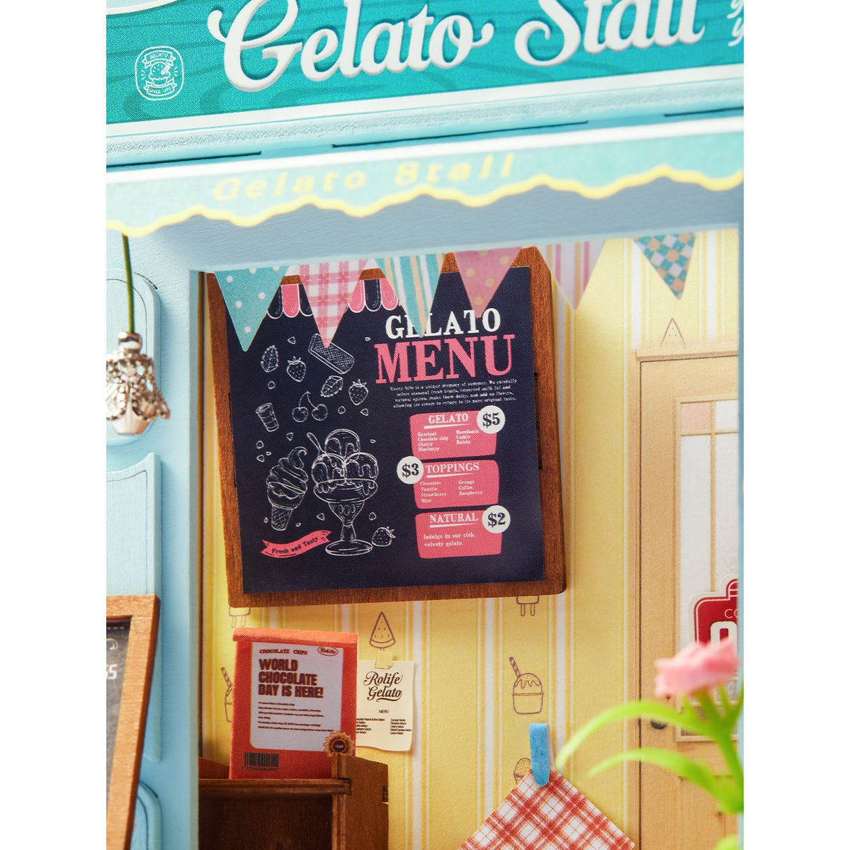 Eishörnchen im Ständer am Miniatur Eisstand Gelato Stall