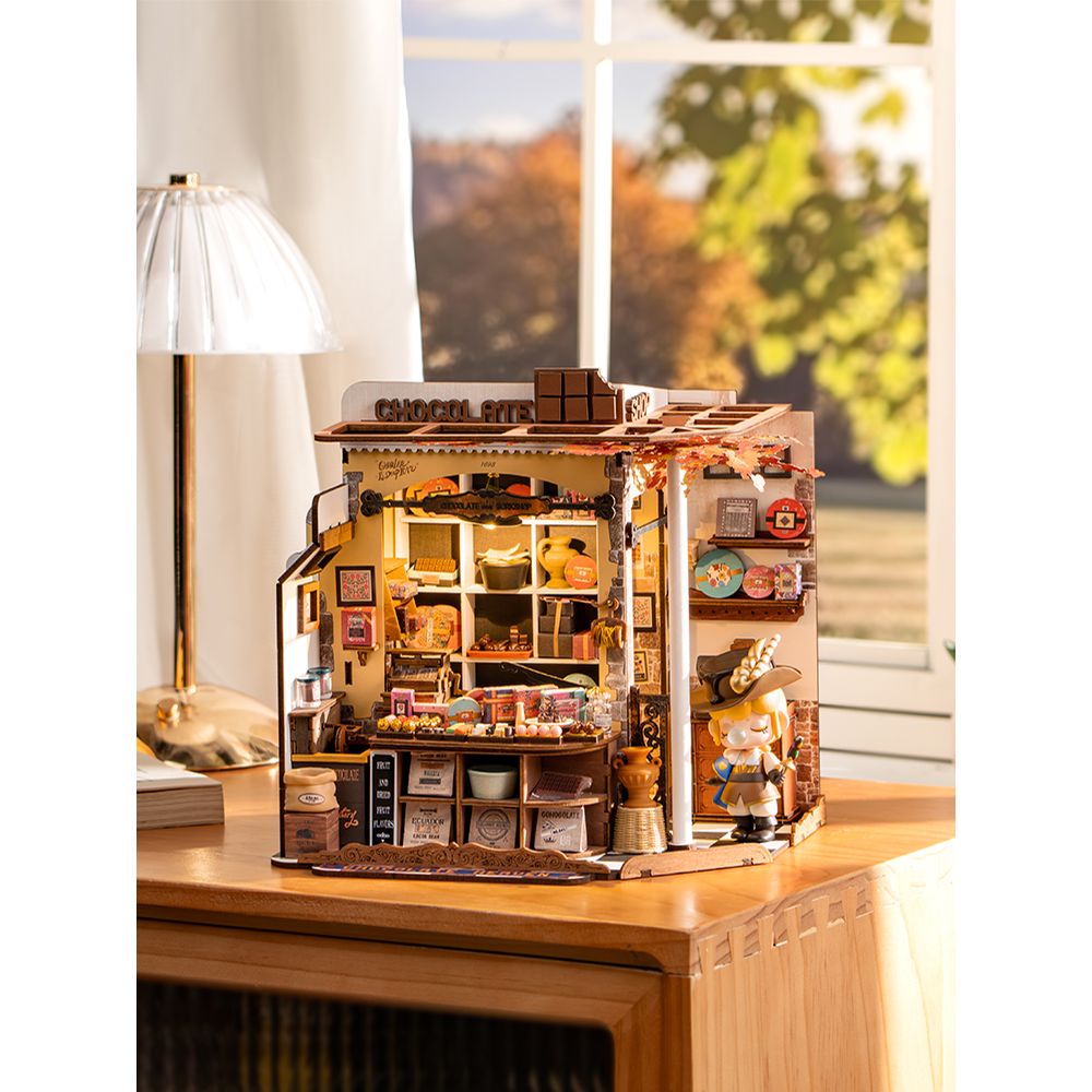 Pralinenschachteln und Schokoladentafeln im Rolife Miniaturhaus Henry's Chocolate