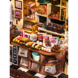 Holzmöbel und bunte Geschenkschachteln im Miniatur-Schokoladenladen DG174