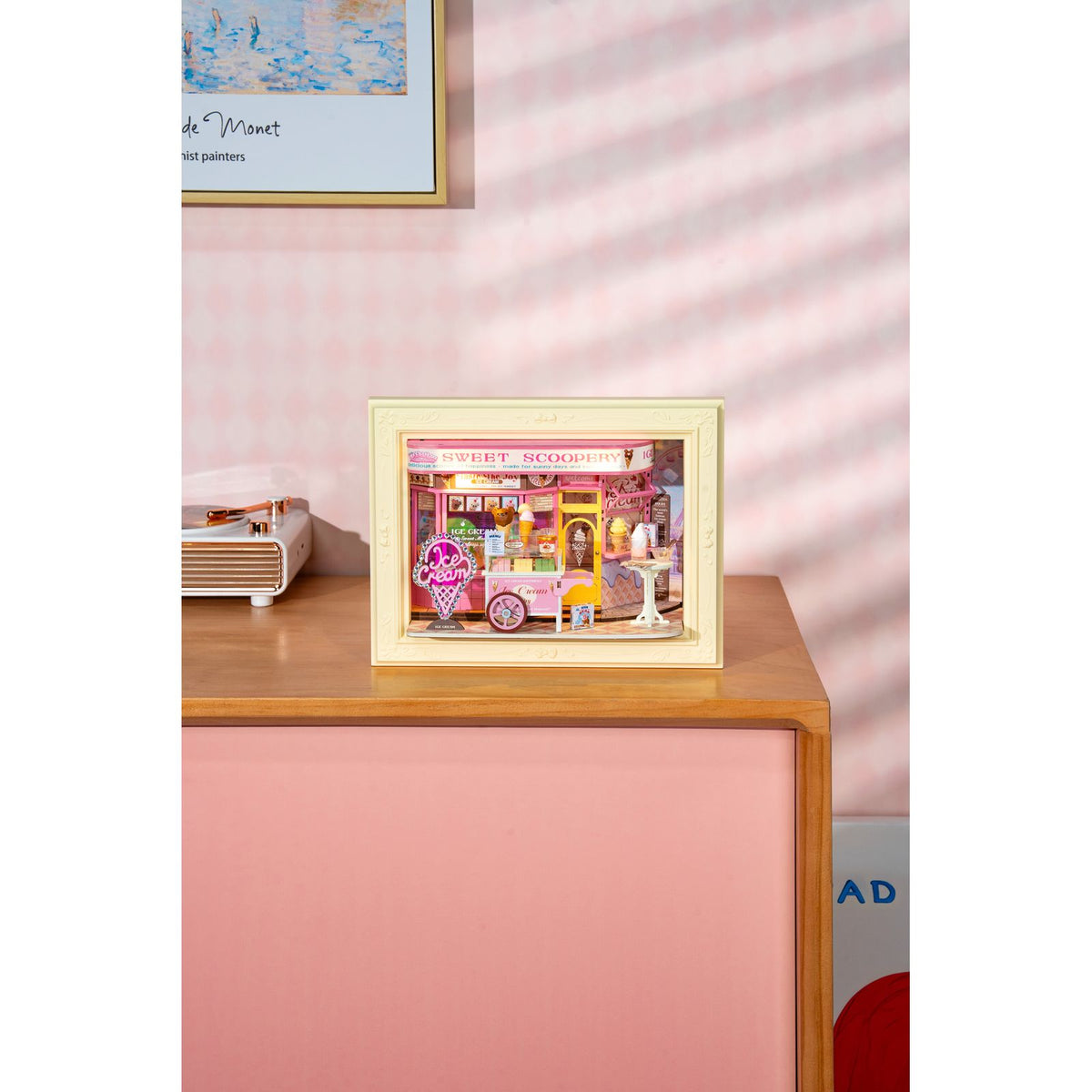 Lasergeschnittene Holzteile, Papier und Aufkleber des Rolife Miniaturhaus Bausatzes