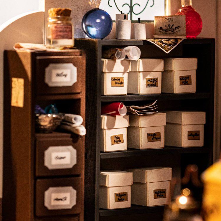 Vintage Bilderrahmen im Zauberladen Kiki's Magic Emporium