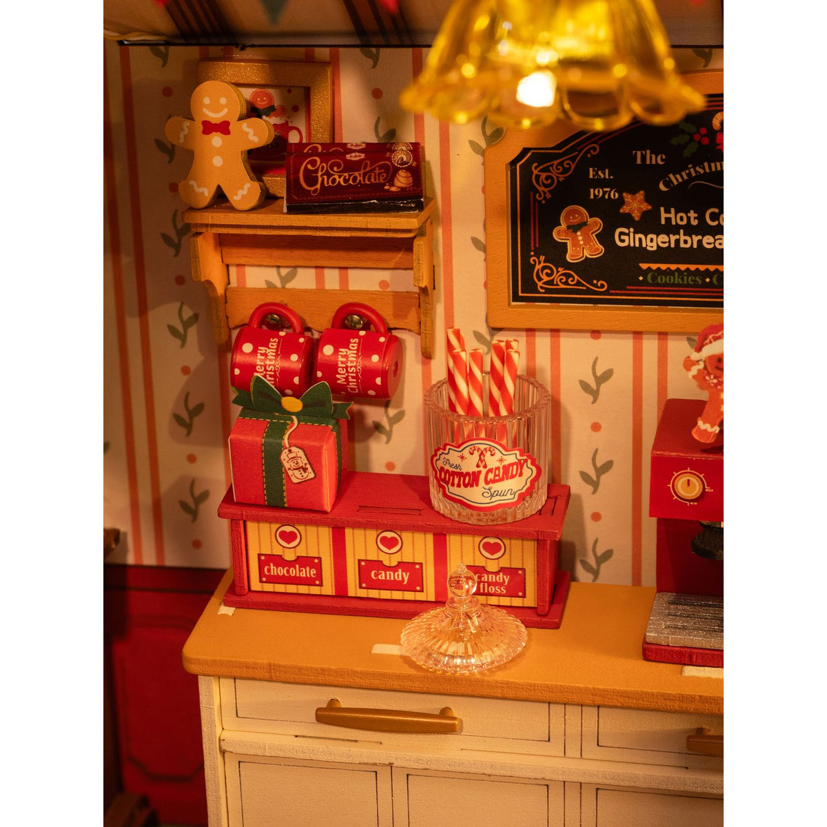 Rolife Gingerbread House DG176 Bausatz fertig aufgebaut in winterlicher Szene
