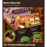 Bierhahn und Bierkrüge mit Henkel an der Miniatur Bar von Rolife