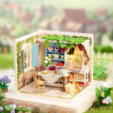 Rolife Super Creator Midsummer Dream Yard: Miniaturhaus mit LED-Beleuchtung im Abendlicht