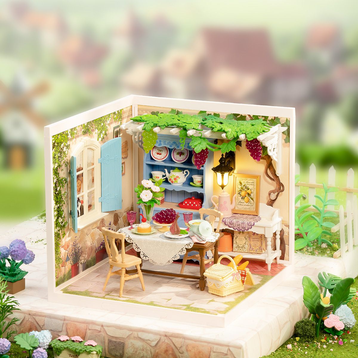 Rolife Super Creator Midsummer Dream Yard: Miniaturhaus mit LED-Beleuchtung im Abendlicht