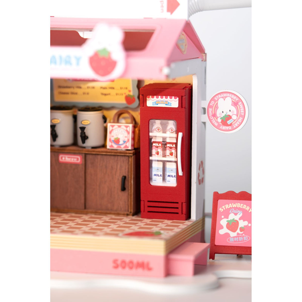 Rolife DIY Miniaturhaus für Erwachsene: Milchladen als Deko auf dem Regal