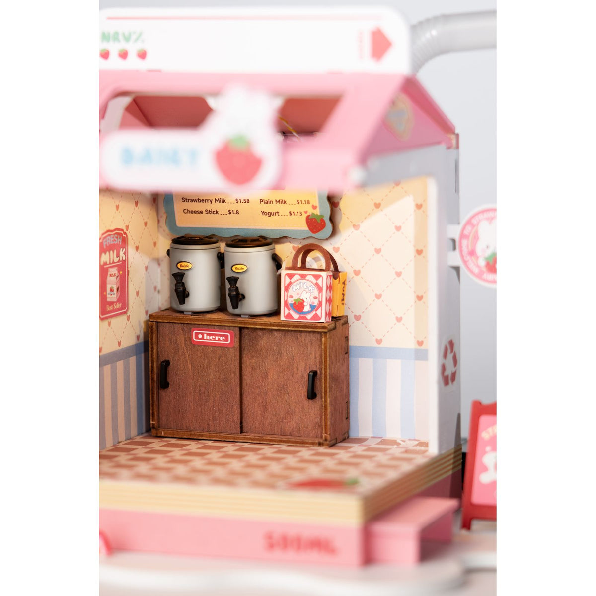 Miniaturhaus Geschenk: Rolife Milchladen DS034 in Bonbonrosa als Hingucker