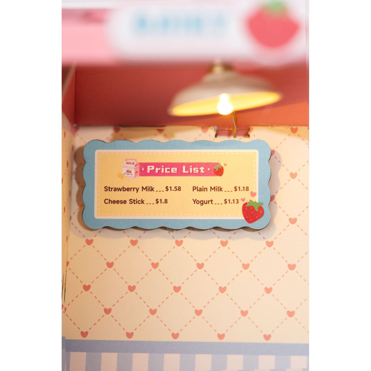 Rolife Miniaturhaus mit LED-Beleuchtung bei Dunkelheit – Strawberry Milkbox