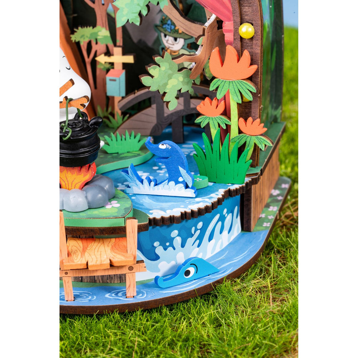 Moomintroll's Forest Camp als Deko im Regal – Miniaturhaus Bausatz von Rolife