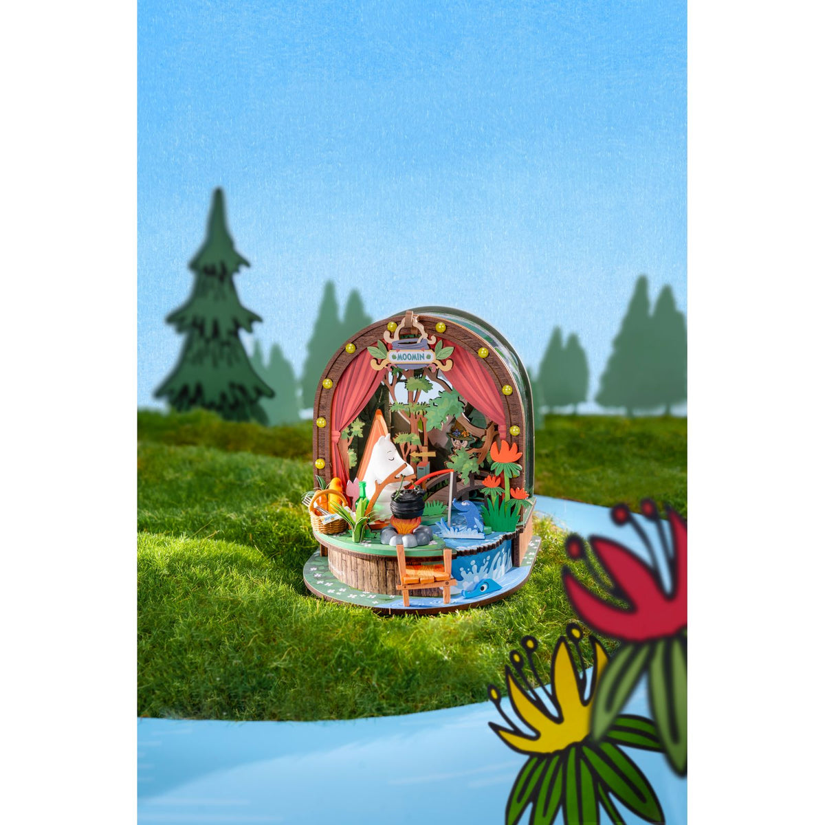 Springende Fische und Steg im Rolife Miniaturhaus Moomintroll's Forest Camp