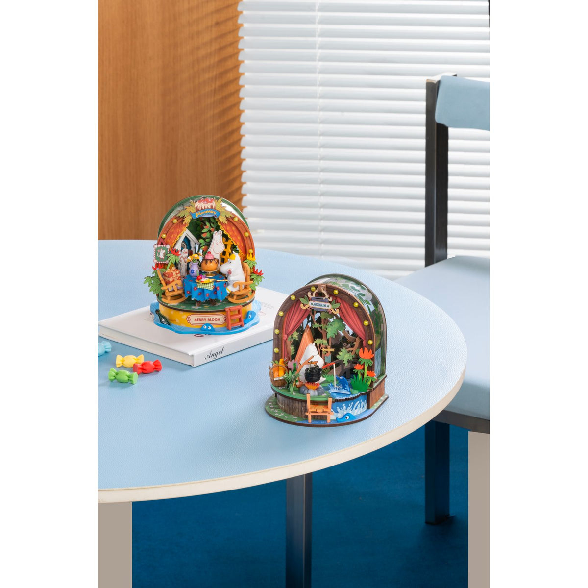 Schaukelstuhl mit verpackten Geschenken im Rolife Miniaturhaus