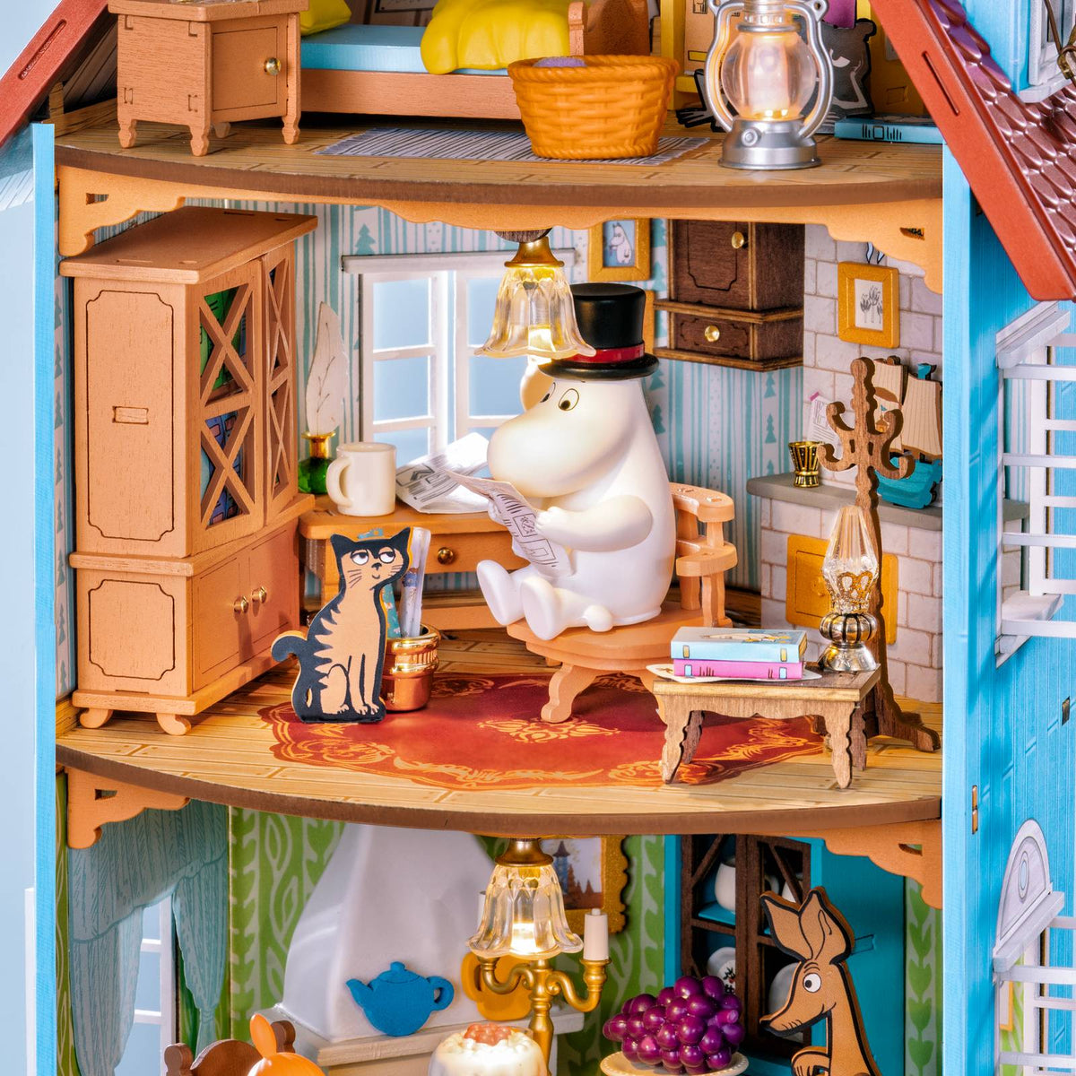 Wohnzimmer im Rolife Moominhouse Miniaturhaus mit LED-Licht