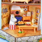 Rückseite des Moominhouse mit blauer Wand und weißen Fenstern