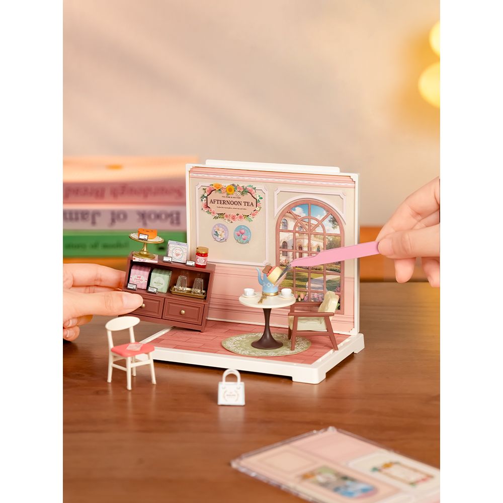 Miniaturhaus Geschenk: Rolife Obstladen DWS01B als Deko auf dem Regal