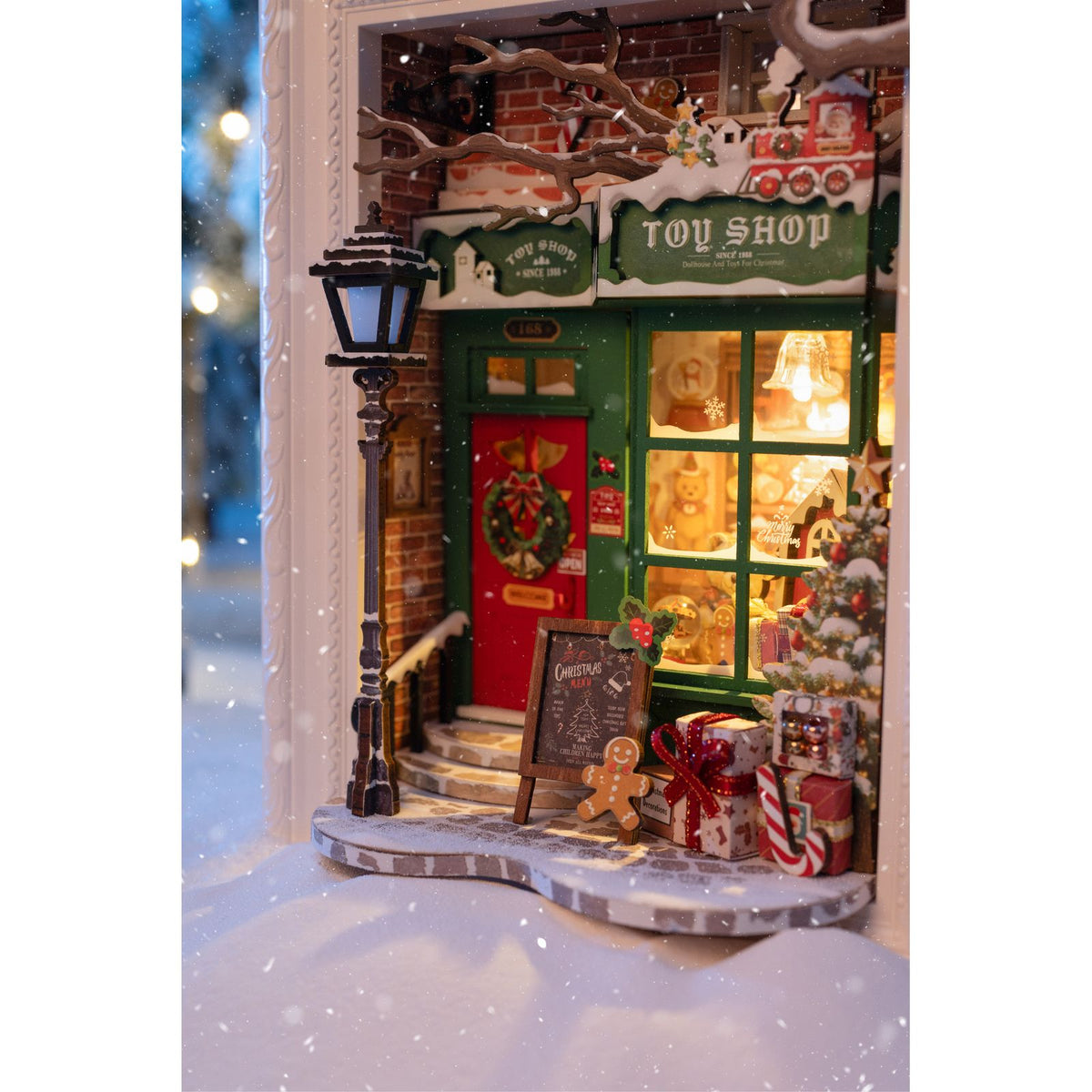 Schaufenster mit Teddybär und Geschenken im Rolife Weihnachts-Miniaturhaus