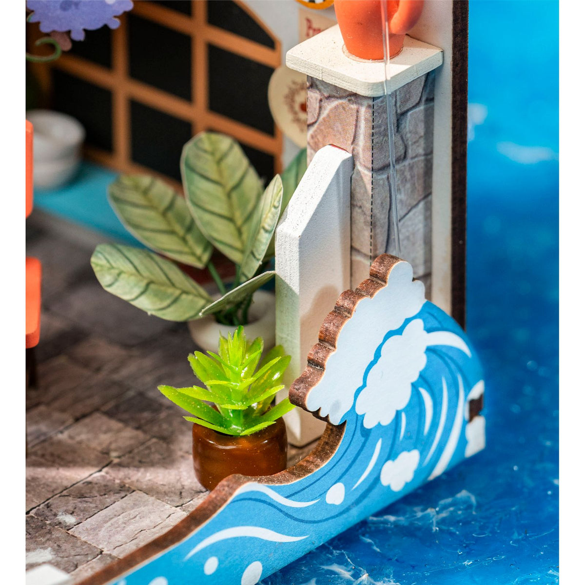 Gläser und Blumentöpfe als Dekoteile am Rolife Miniatur Restaurant