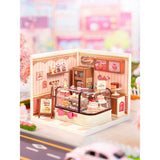 Rolife Tasty Cake Shop Miniaturhaus: geschwungene Thekenvitrine mit knallrosa Schleife