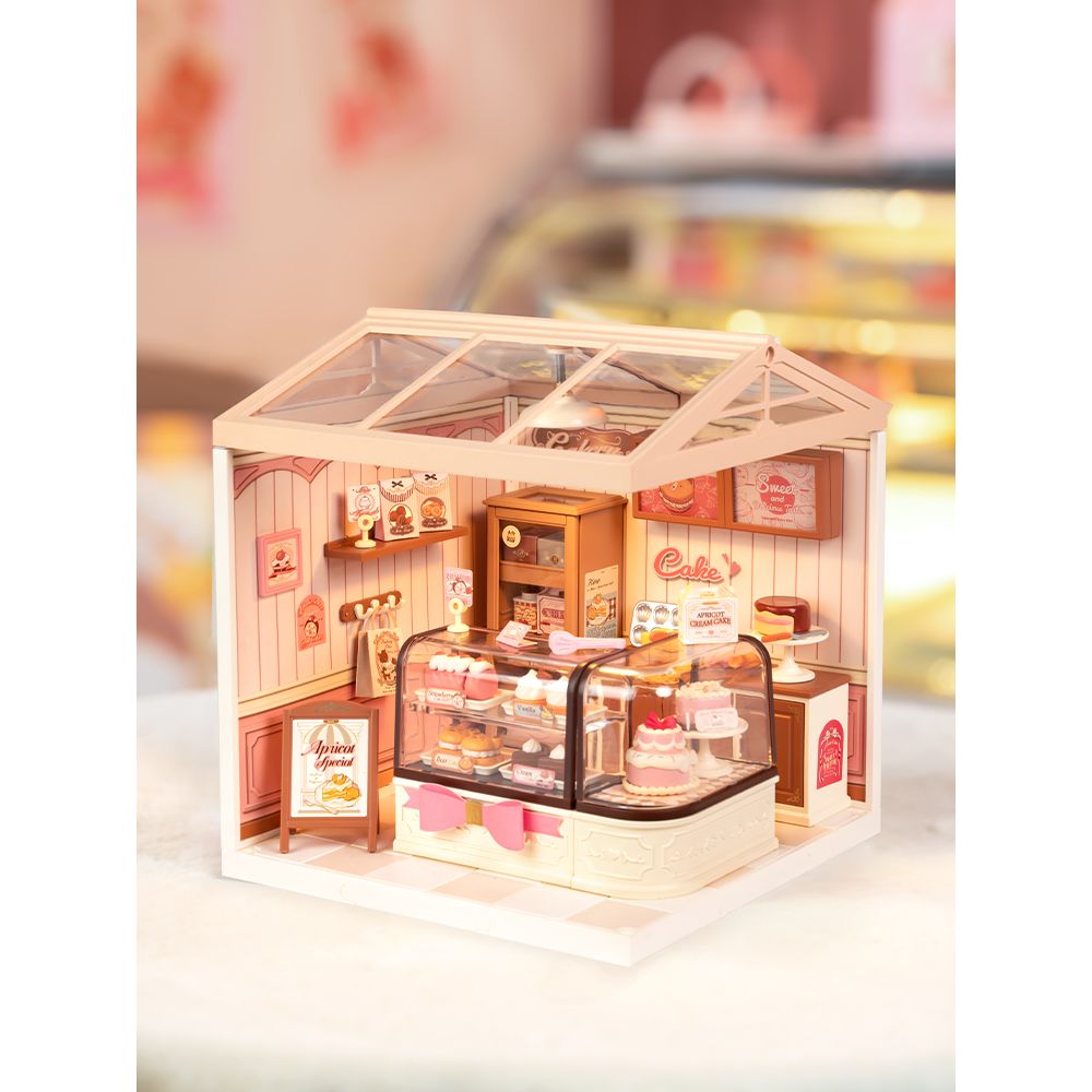Rolife Super Creator Tasty Cake Shop mit Sahnetörtchen und Zuckerguss in der Vitrine