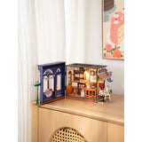 Rolife DIY Miniaturhaus Teestube als Dekostück im Regal, 24 × 15,5 × 18 cm