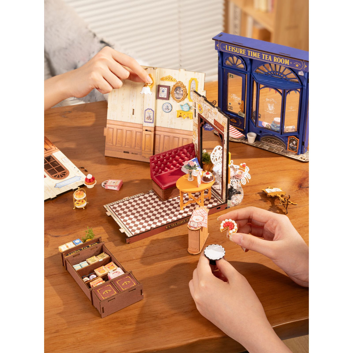 Miniatur Tearoom mit Scones, angeschnittener Torte und Marmeladengläsern