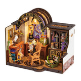 The Magic Study Miniaturhaus von Rolife: Eule auf Stab über Zauberbüchern