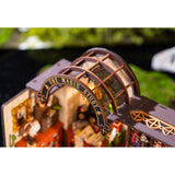 Antiker Holztisch mit Stuhl im Miniaturhaus The Magic Study