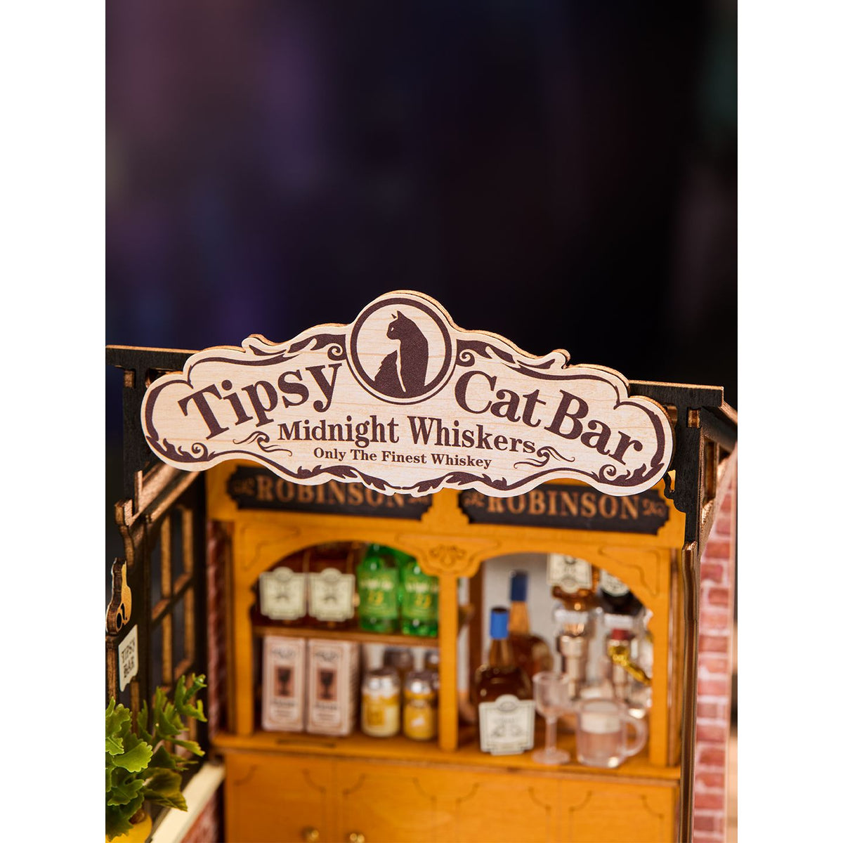 Rote Theke und rote Barhocker der Rolife Tipsy Cat Bar im Detail