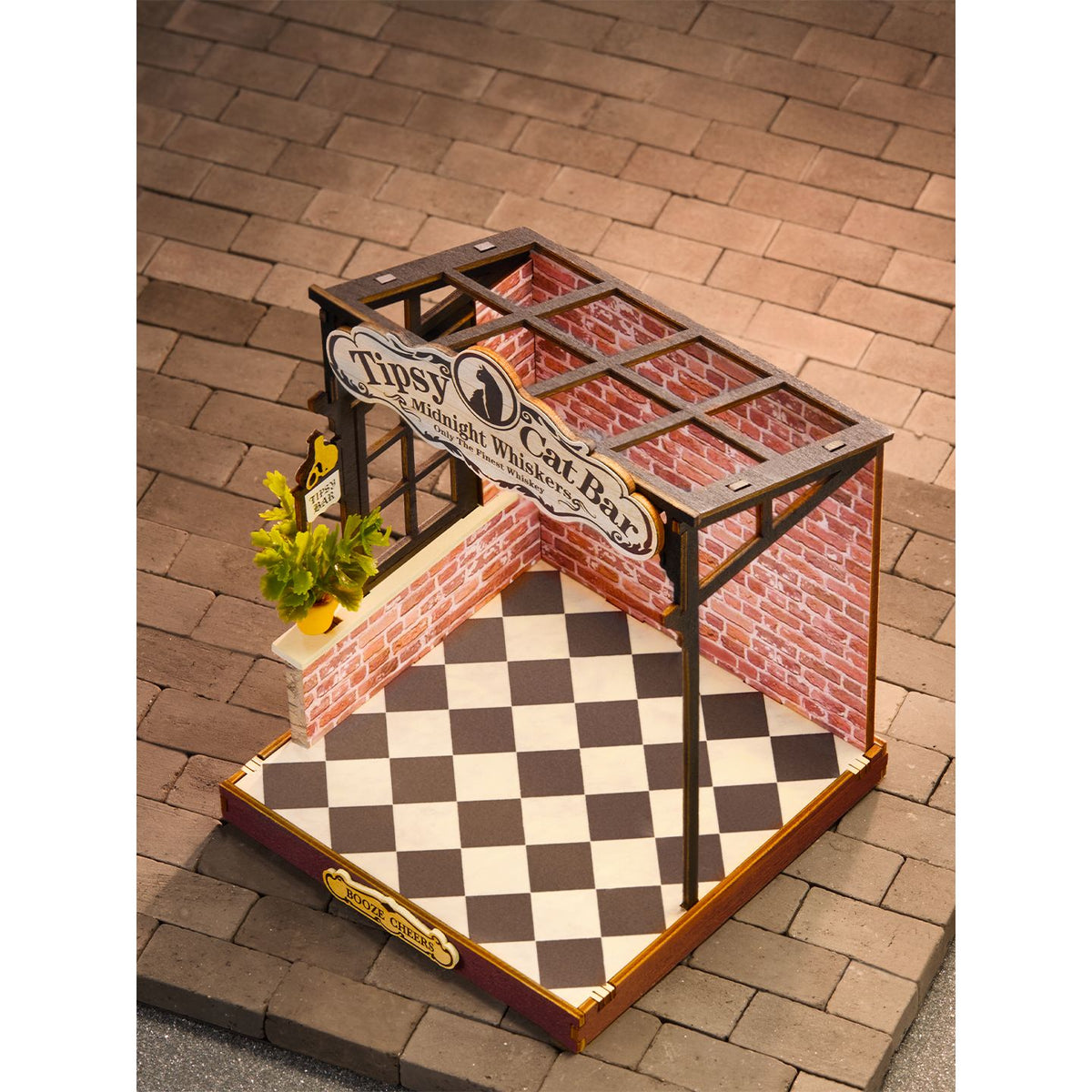Miniatur Bar bauen: Flaschen, Shaker und Menükarten der Tipsy Cat Bar