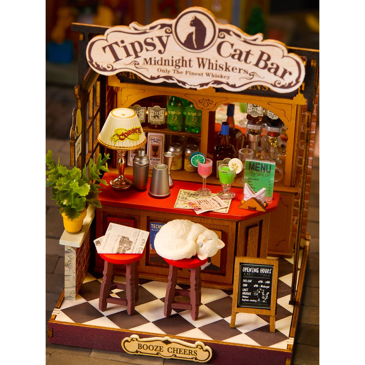 Karierter Boden und Lampe im DIY Miniaturhaus Tipsy Cat Bar von Rolife